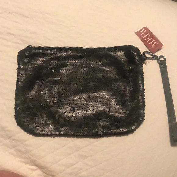Black Sequined Wristlet‎ - Picture 1 of 4